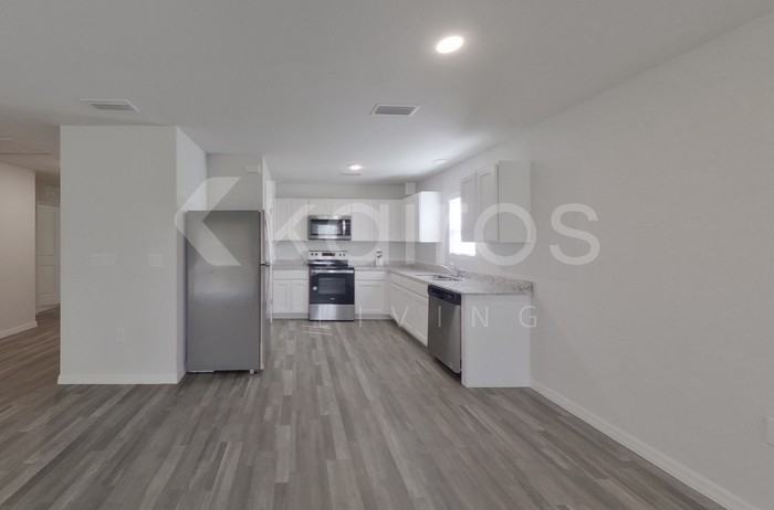 1249 Cathedall Ave - Photo 5 of 17