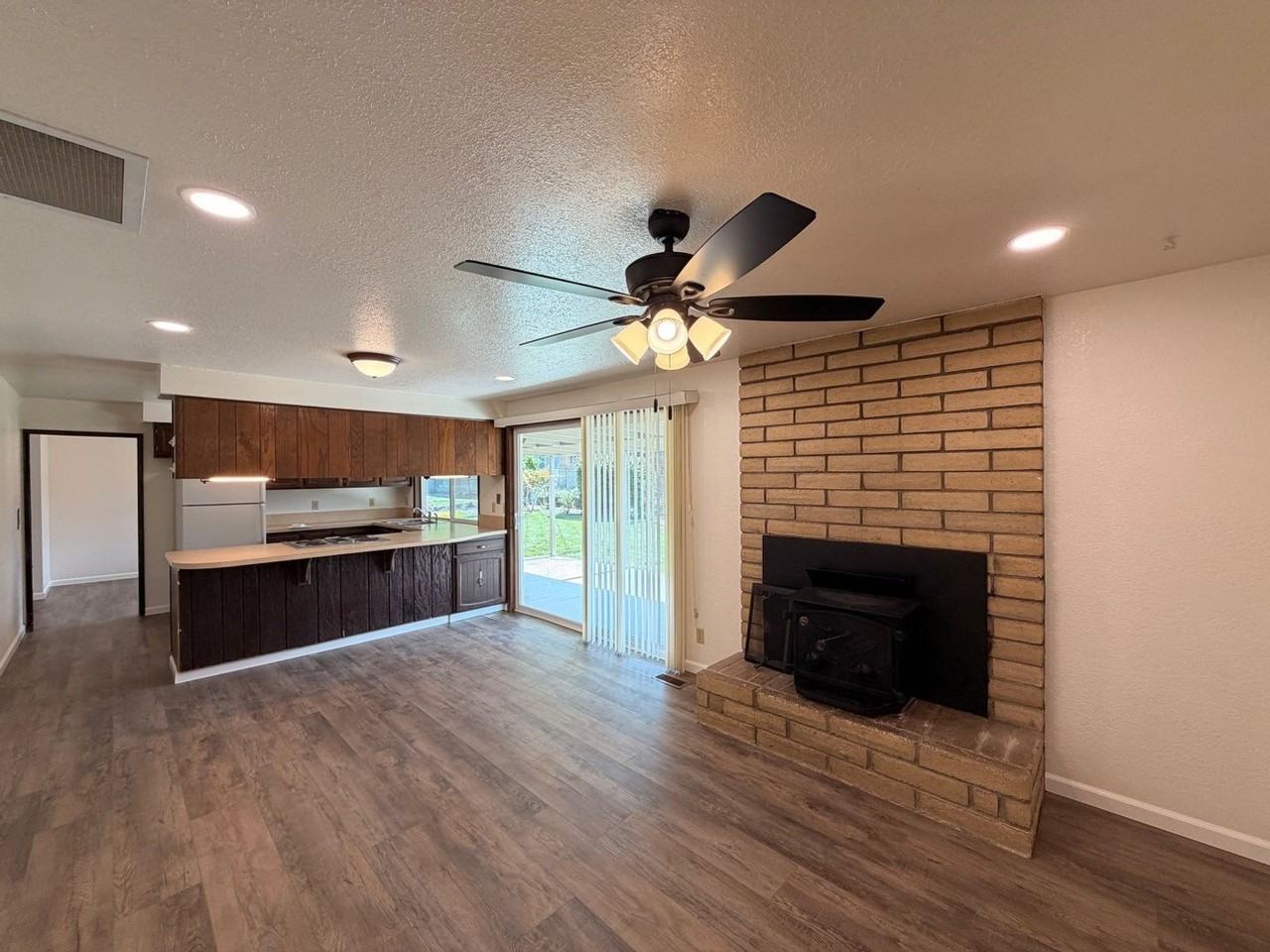 3045 W Shasta Ave - Photo 5 of 13