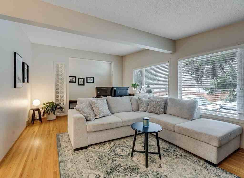 4203 Vauxhall Cres Nw - Photo 4 of 16