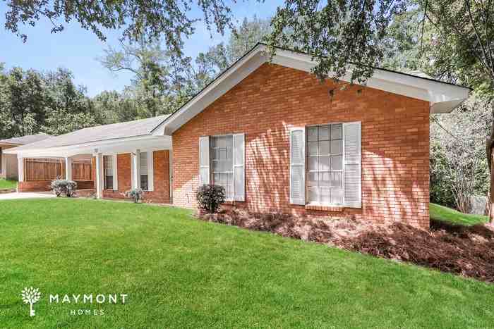 711 Pinehurst St - Photo 4 of 13