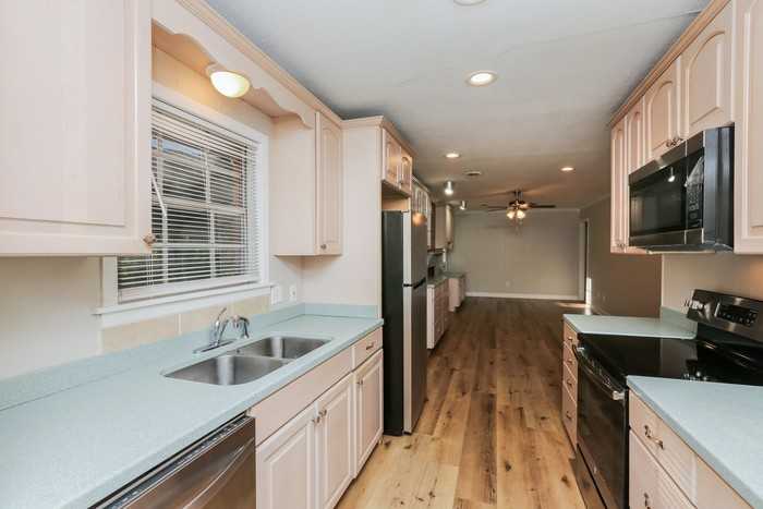 711 Pinehurst St - Photo 7 of 13