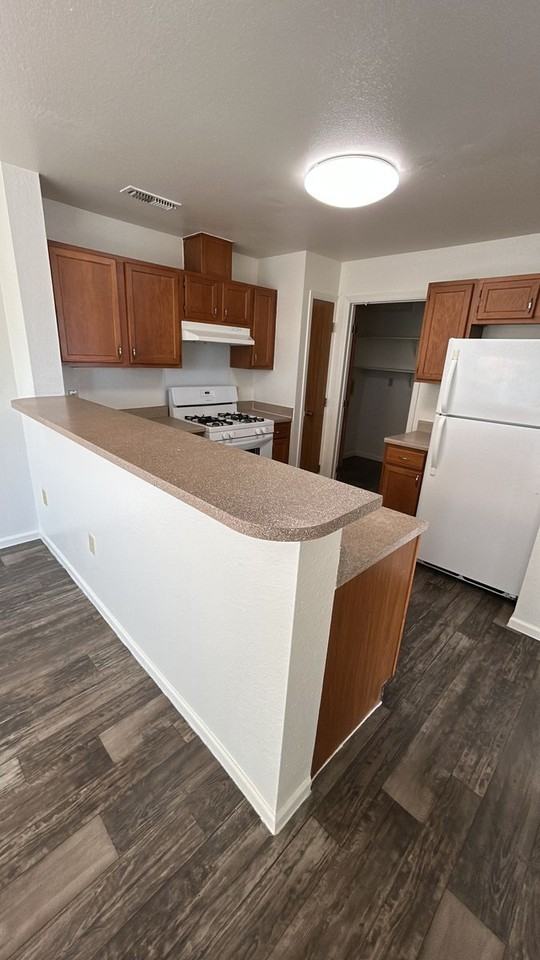 1201 Dakota Dr - Photo 4 of 7