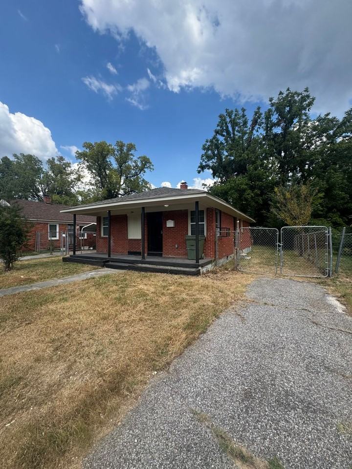 1304 Oak St - Photo 3 of 14