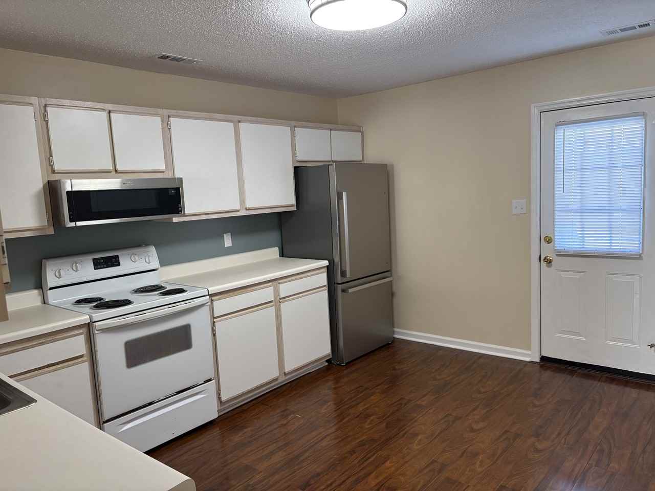 109 Woodlake Ct - Photo 4 of 11