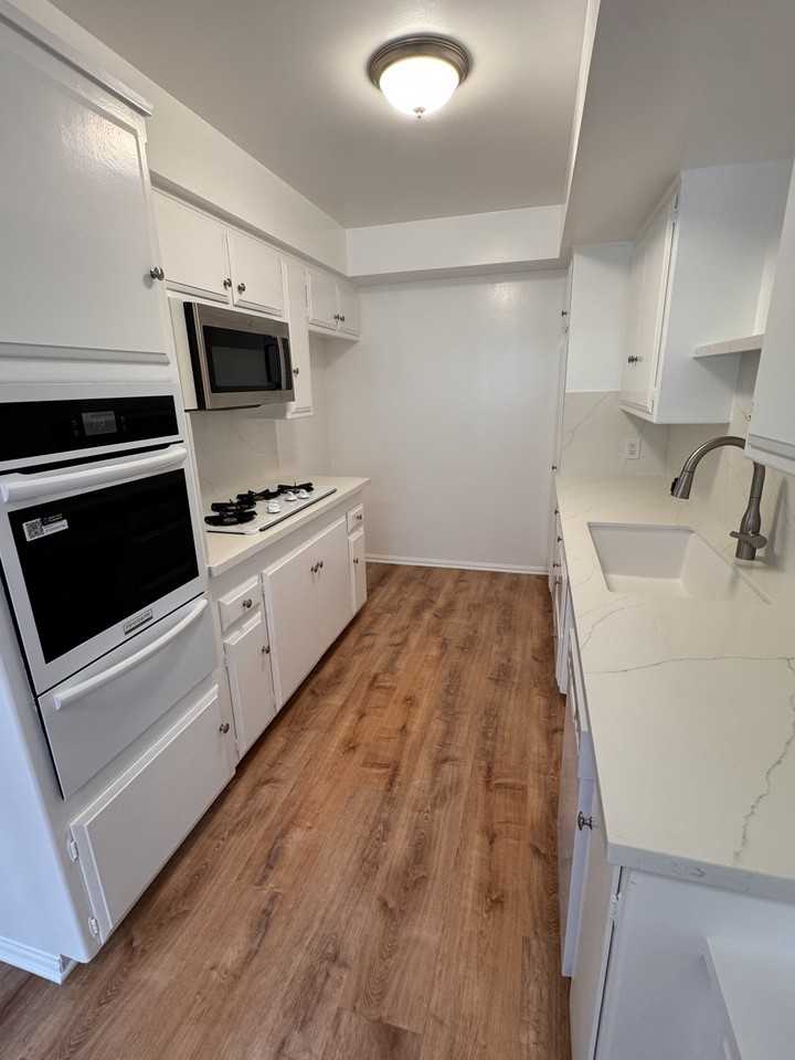 1153 Melrose Ave #4 - Photo 4 of 17