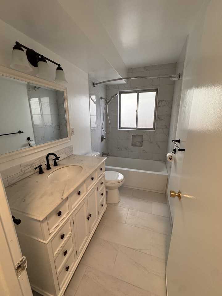 1153 Melrose Ave #4 - Photo 7 of 17