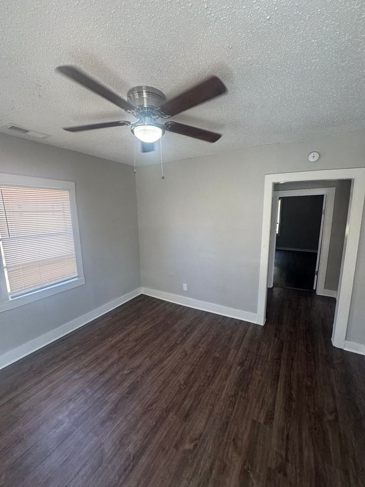 1558 Tayner St - Photo 3 of 12