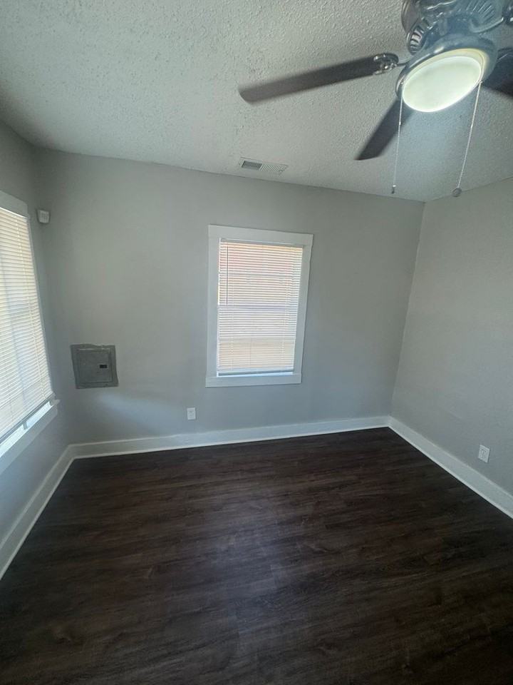 1558 Tayner St - Photo 4 of 12
