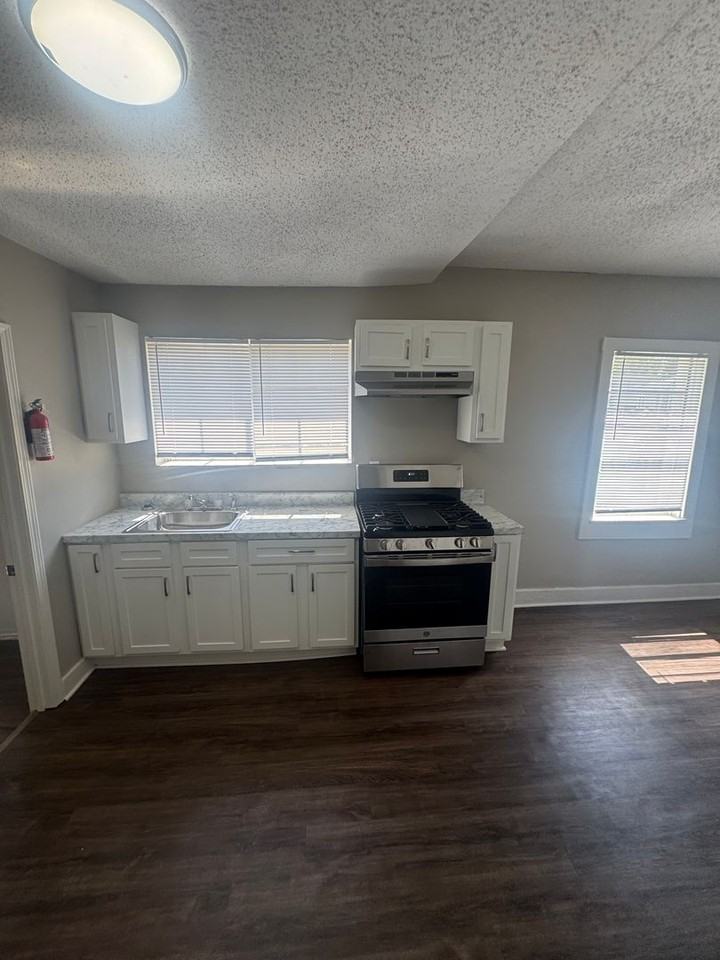 1558 Tayner St - Photo 5 of 12
