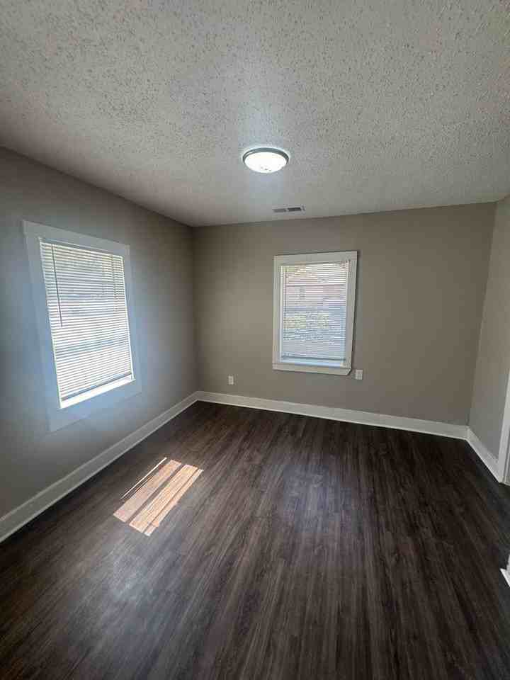 1558 Tayner St - Photo 6 of 12