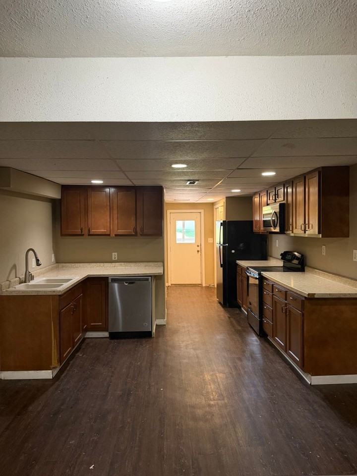 1040 Main St - Photo 4 of 9