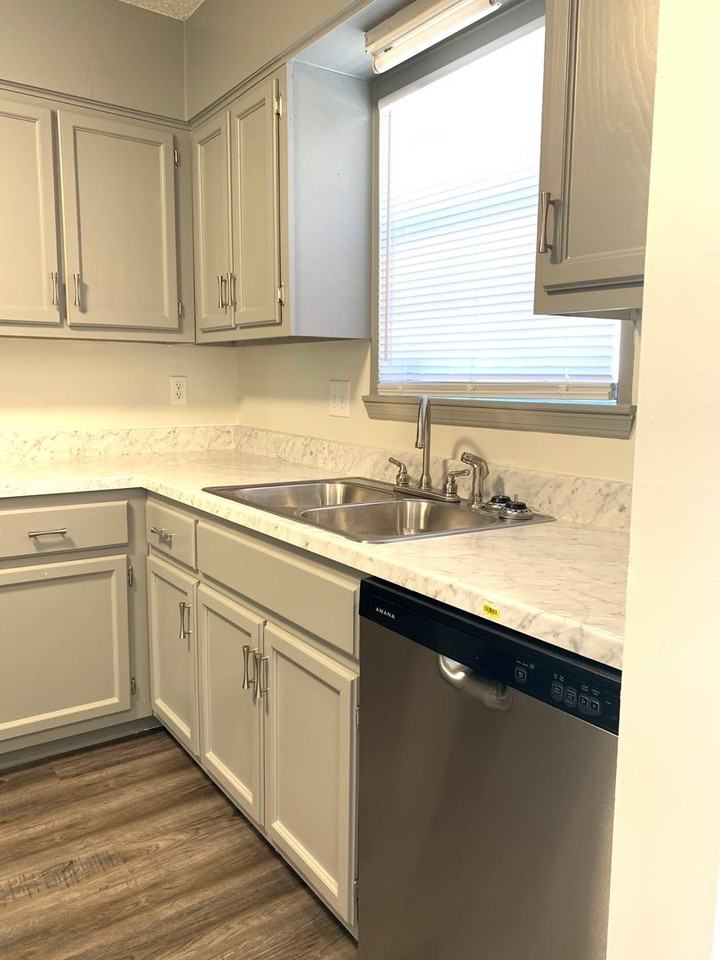 1707 Wembleton Dr - Photo 2 of 13