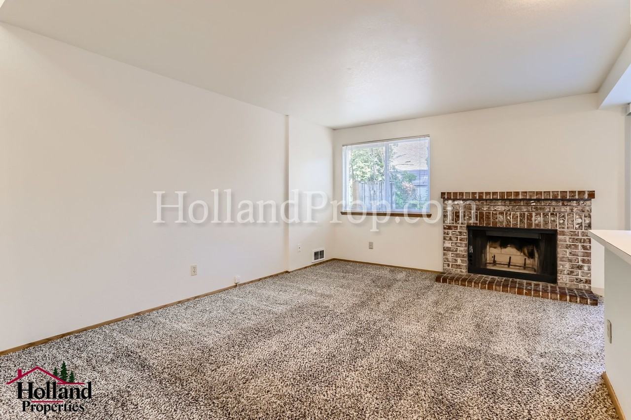 676 Se 5th Ave - Photo 5 of 28