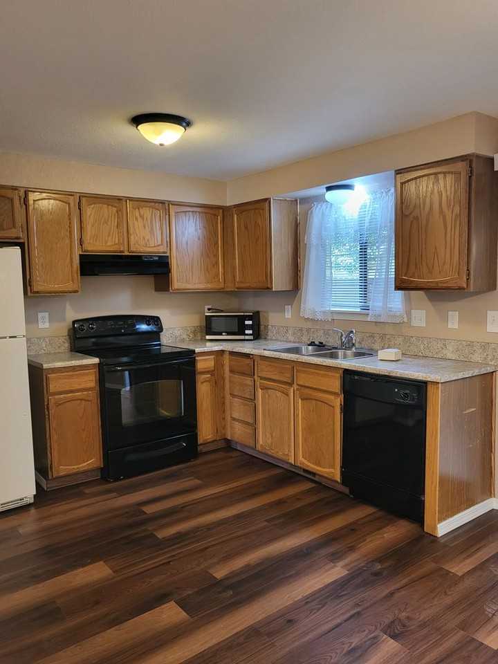 1410 E Carter Ln - Photo 3 of 10