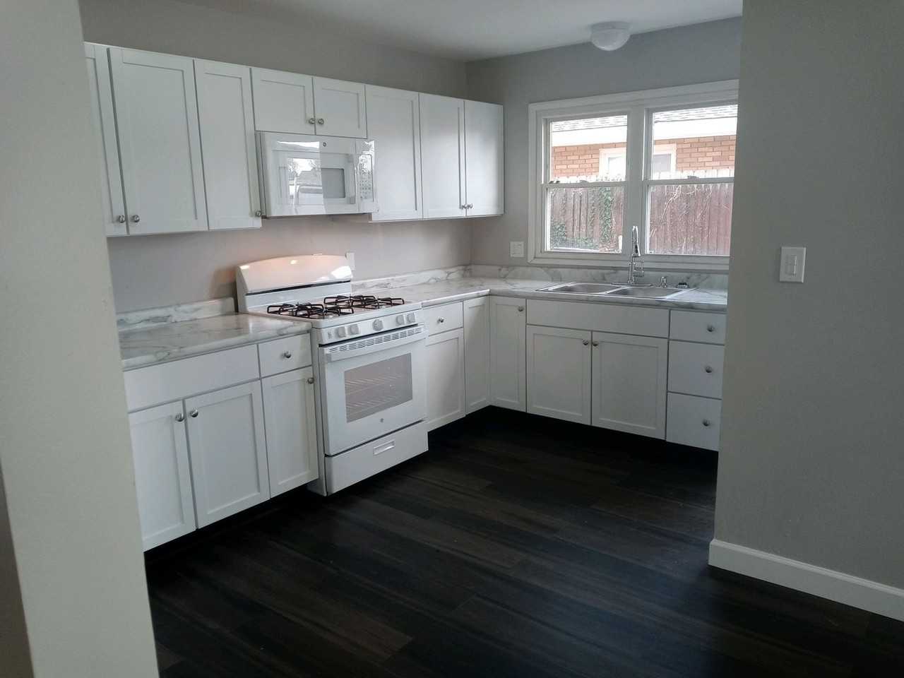378 Pineview Dr - Photo 3 of 11