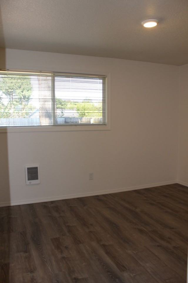 1555 Ne Thomas St - Photo 2 of 17