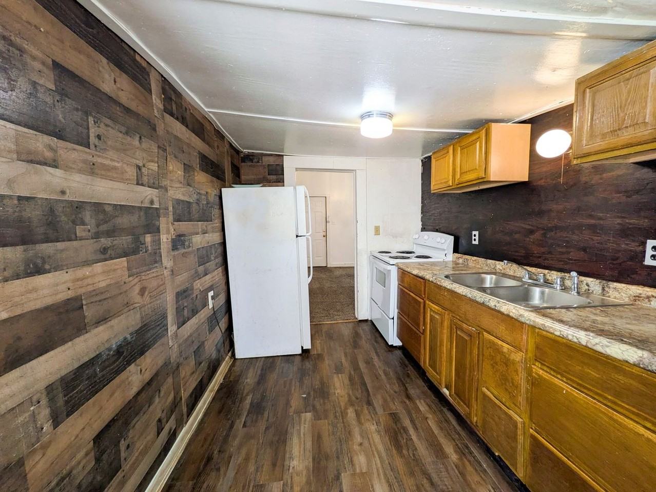 1130 Elgie St - Photo 4 of 12