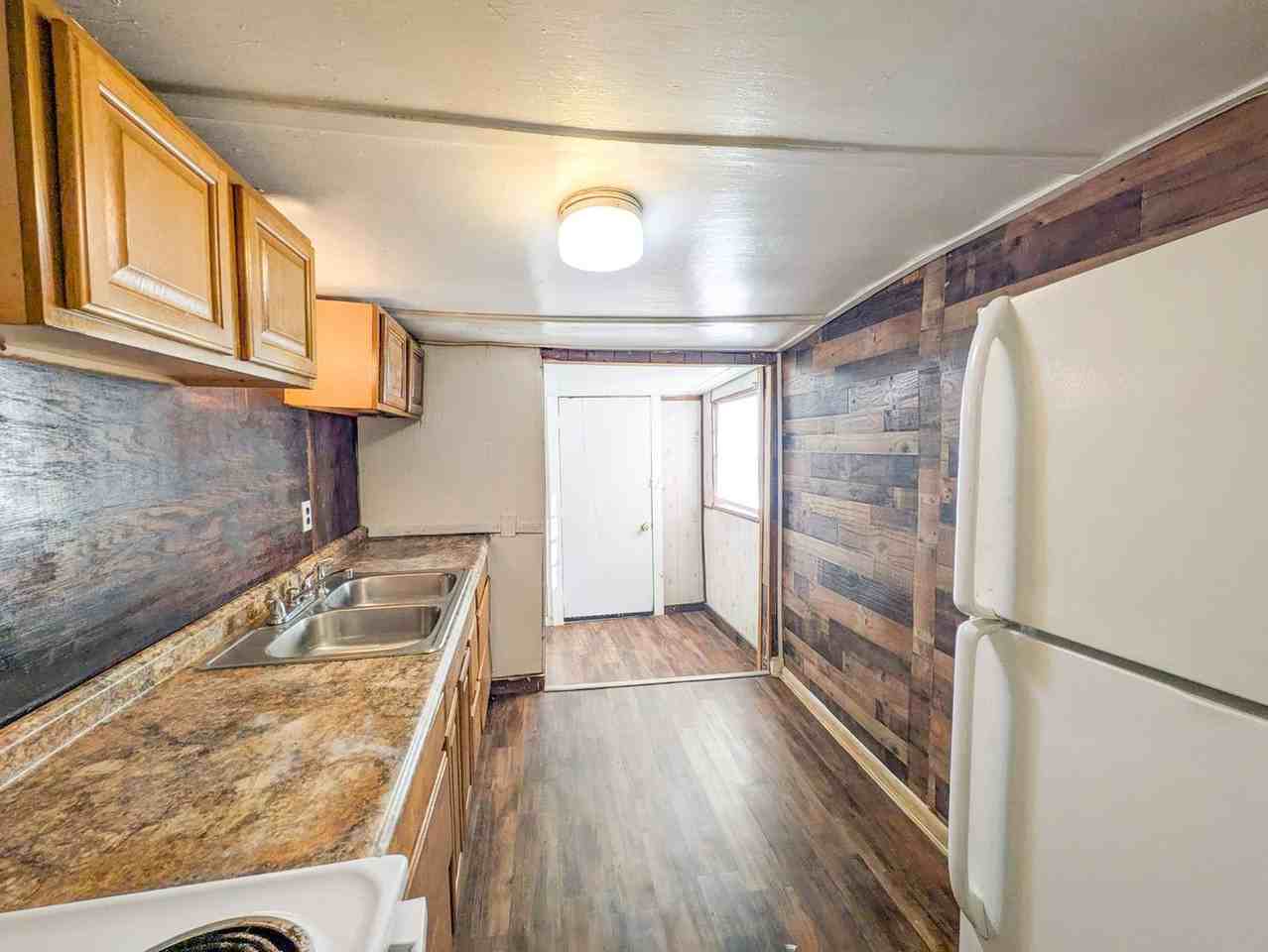 1130 Elgie St - Photo 5 of 12