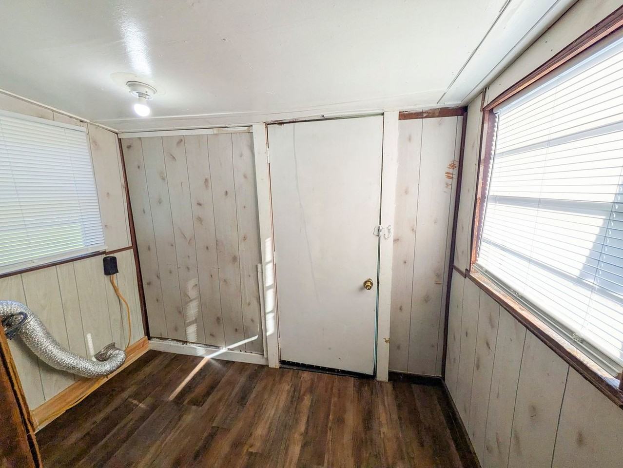 1130 Elgie St - Photo 6 of 12