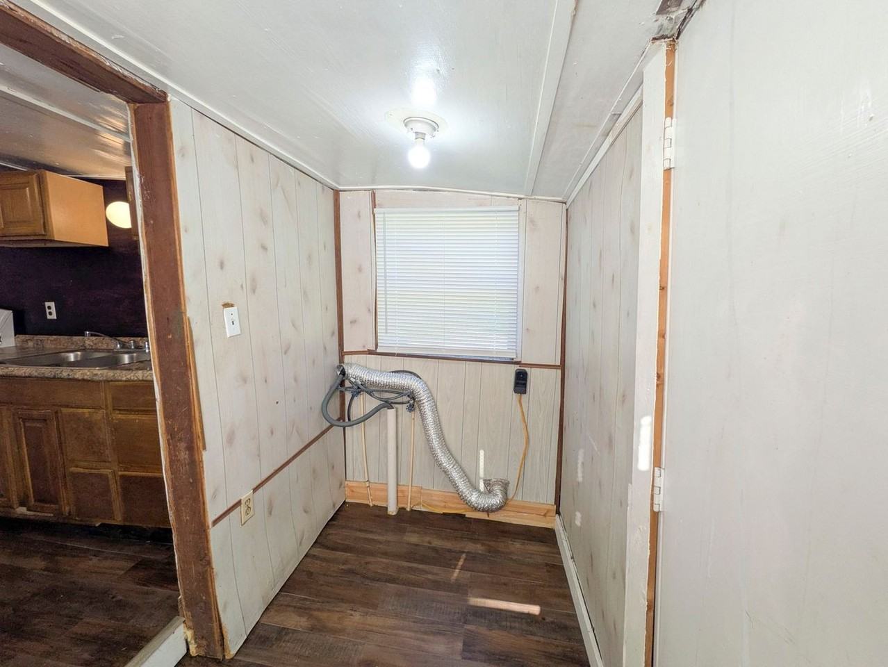 1130 Elgie St - Photo 7 of 12