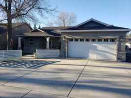 featured image of 822 W 11th Ave