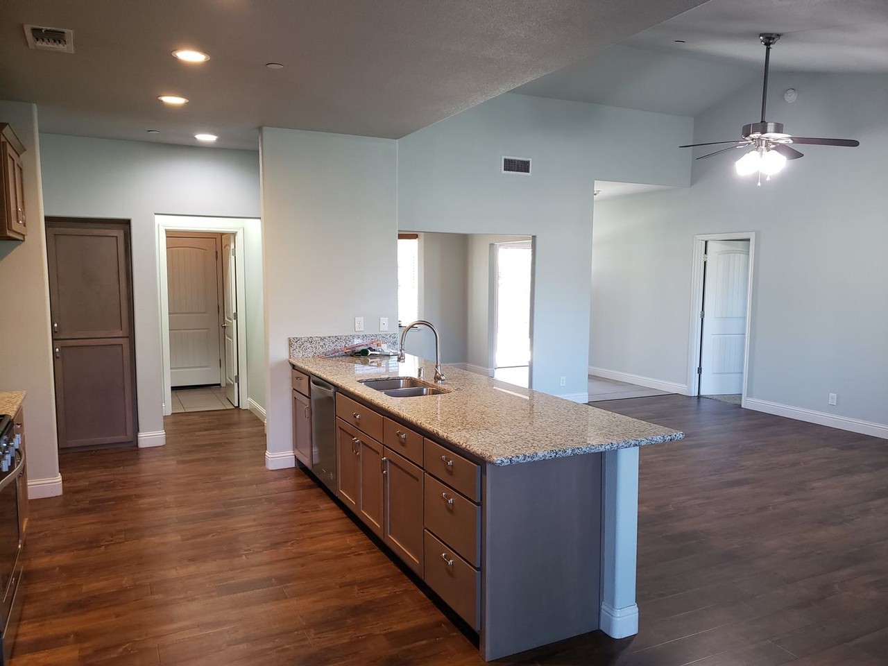 822 W 11th Ave - Photo 4 of 32