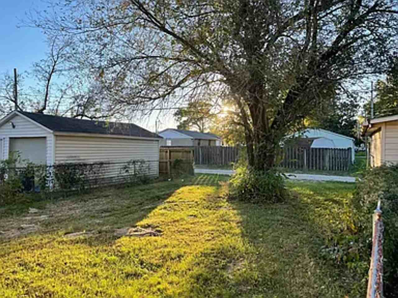 1641 Broadmoor Ave - Photo 4 of 18