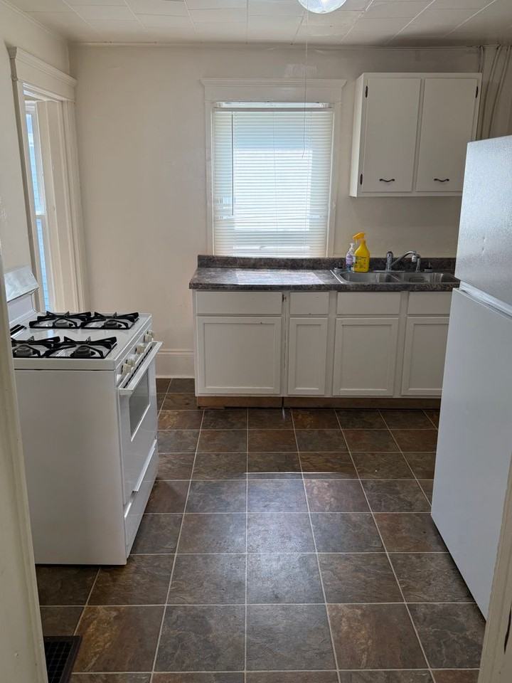 1038 Greenwood Ave - Photo 5 of 13