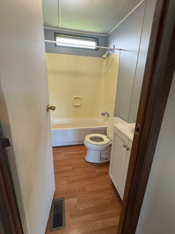 208 Hunter St - Photo 2 of 9