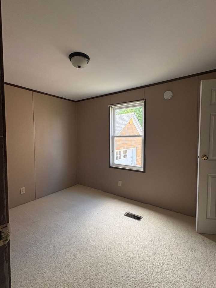 208 Hunter St - Photo 3 of 9