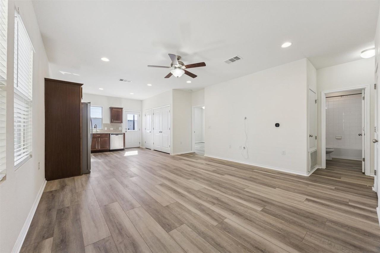 6401 Graymont Dr - Photo 3 of 12