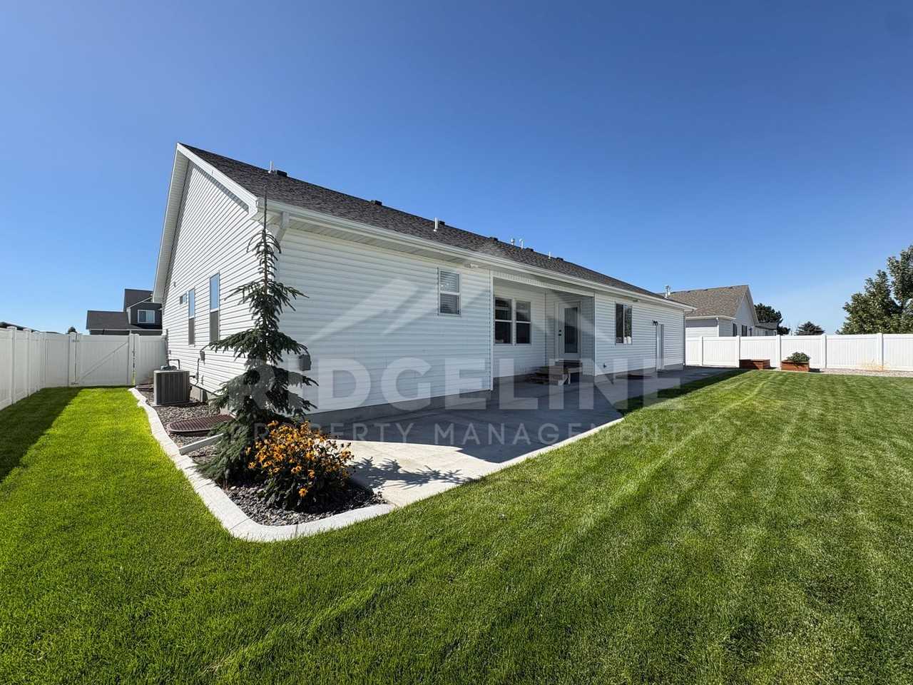 137 137 Linden St - Photo 3 of 16