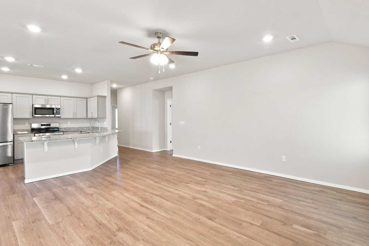 2751 W Obsidian St - Photo 4 of 21