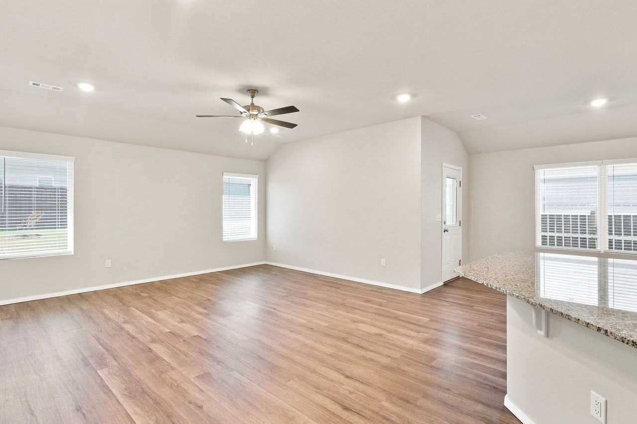 2751 W Obsidian St - Photo 6 of 21