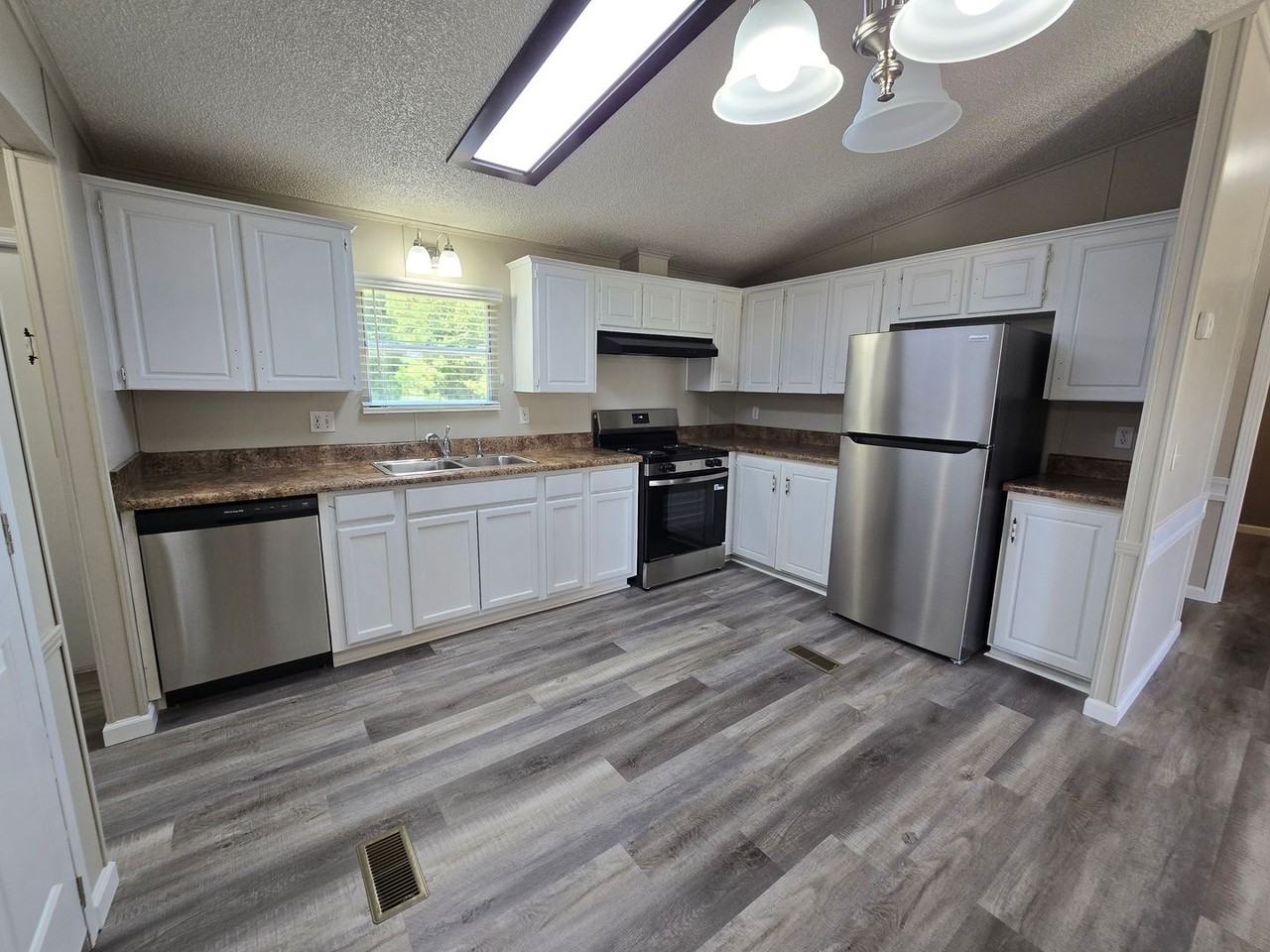 2214 Sivertsen Rd - Photo 4 of 13