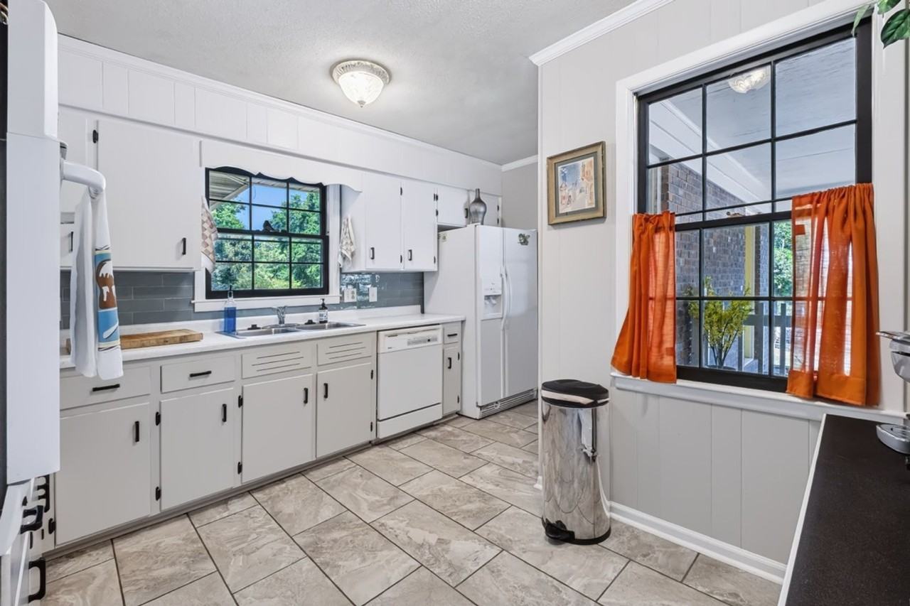 683 Huntington Rd - Photo 3 of 38