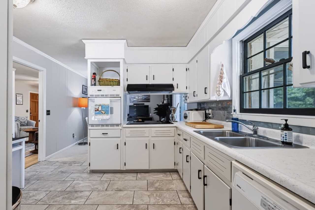 683 Huntington Rd - Photo 4 of 38
