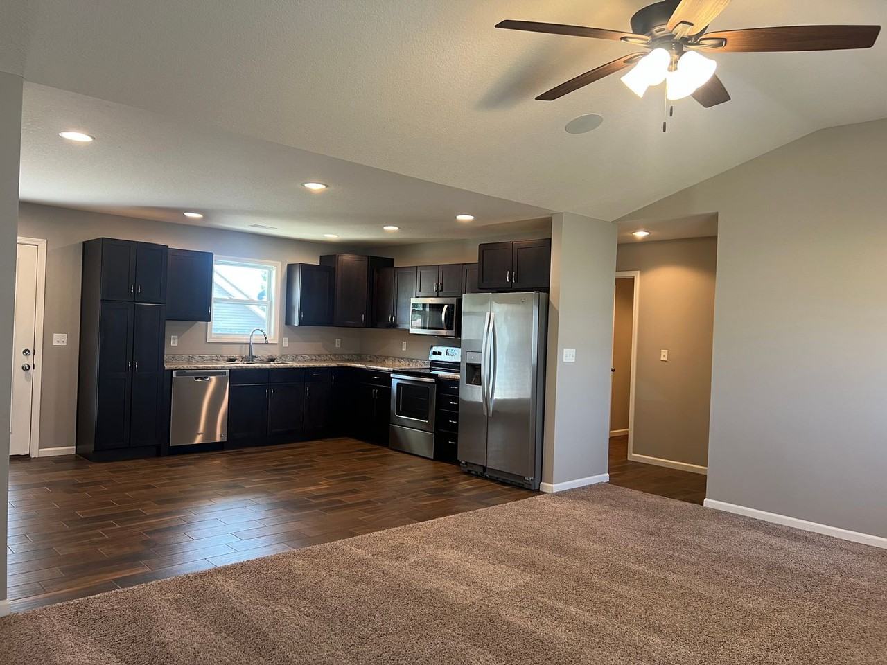 400 Redwood Dr - Photo 5 of 34