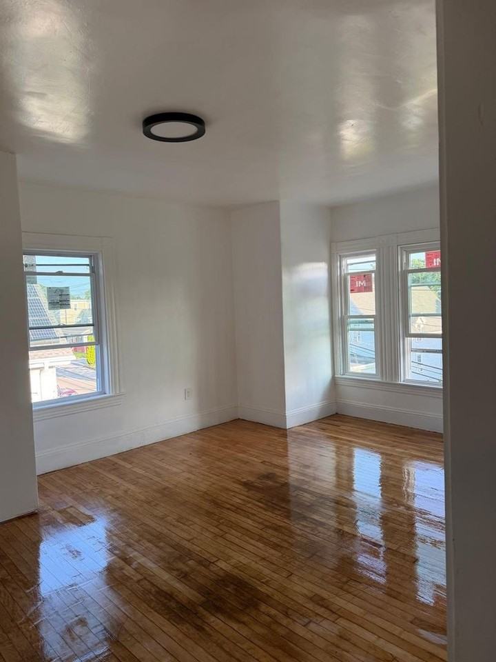 299 Pleasant St - Photo 6 of 12