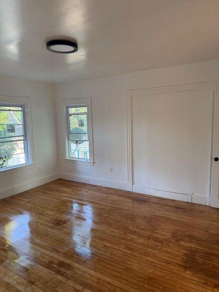299 Pleasant St - Photo 7 of 12