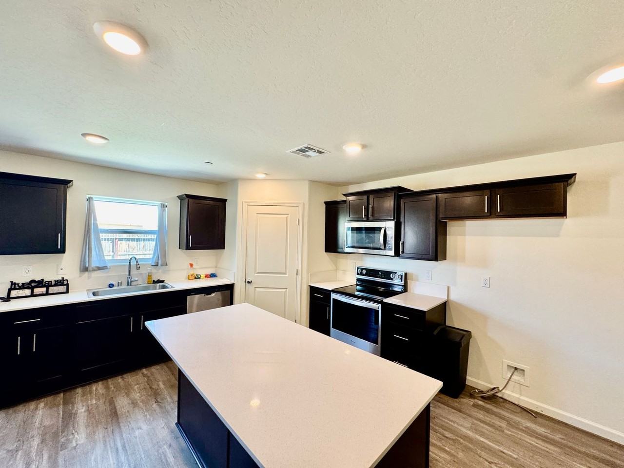 2096 Coulter Ln - Photo 4 of 16