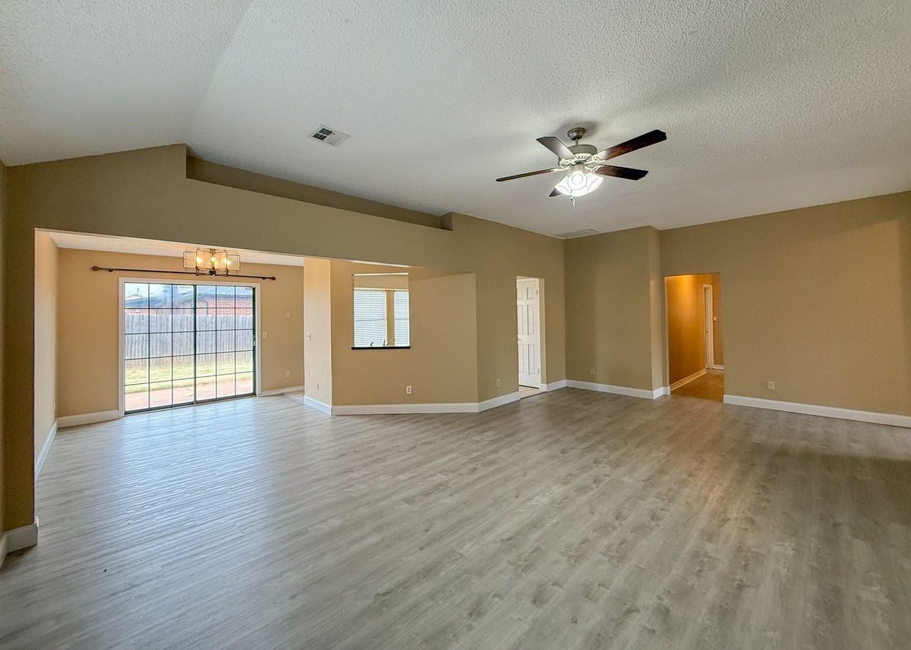1009 Nw 168th St - Photo 7 of 30