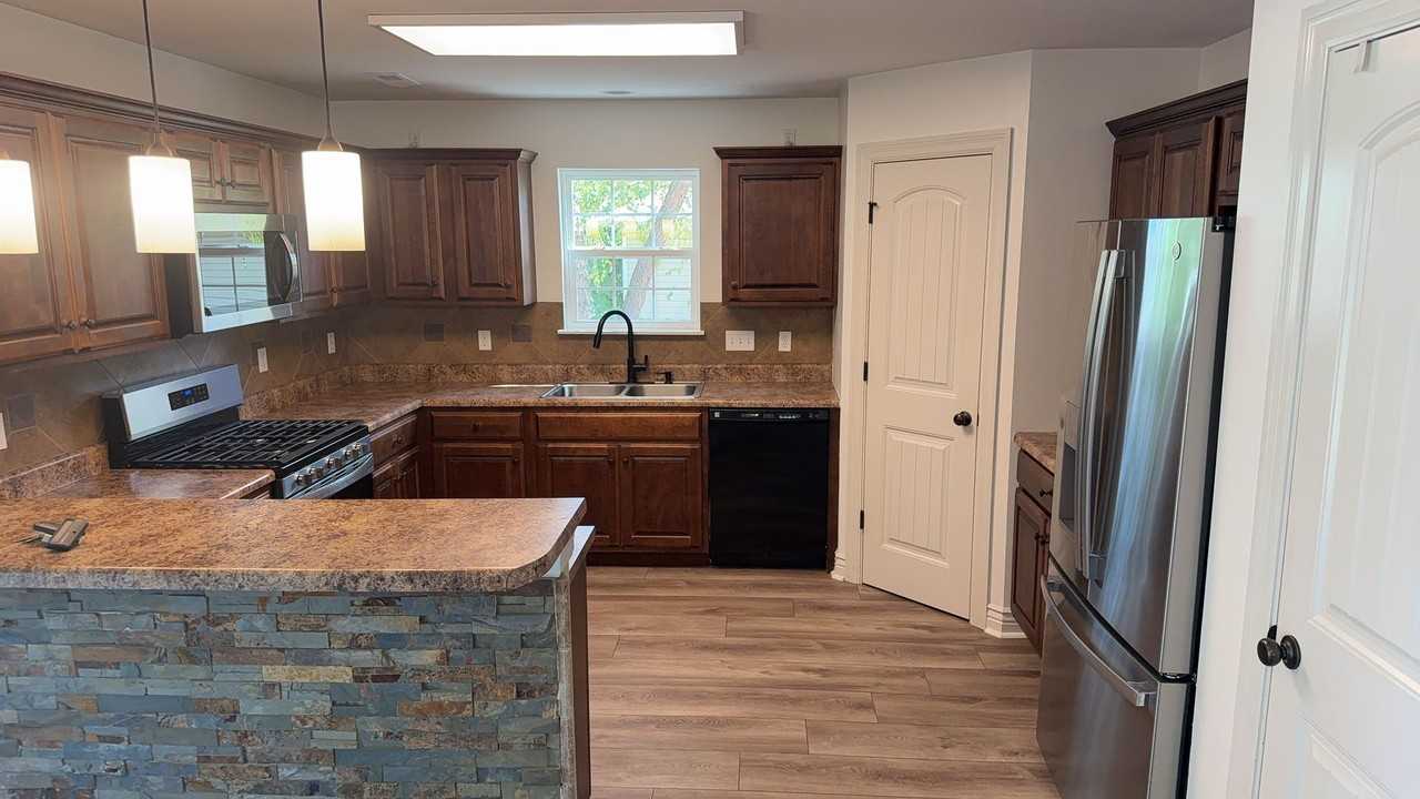 4807 Manhasset Dr - Photo 2 of 11