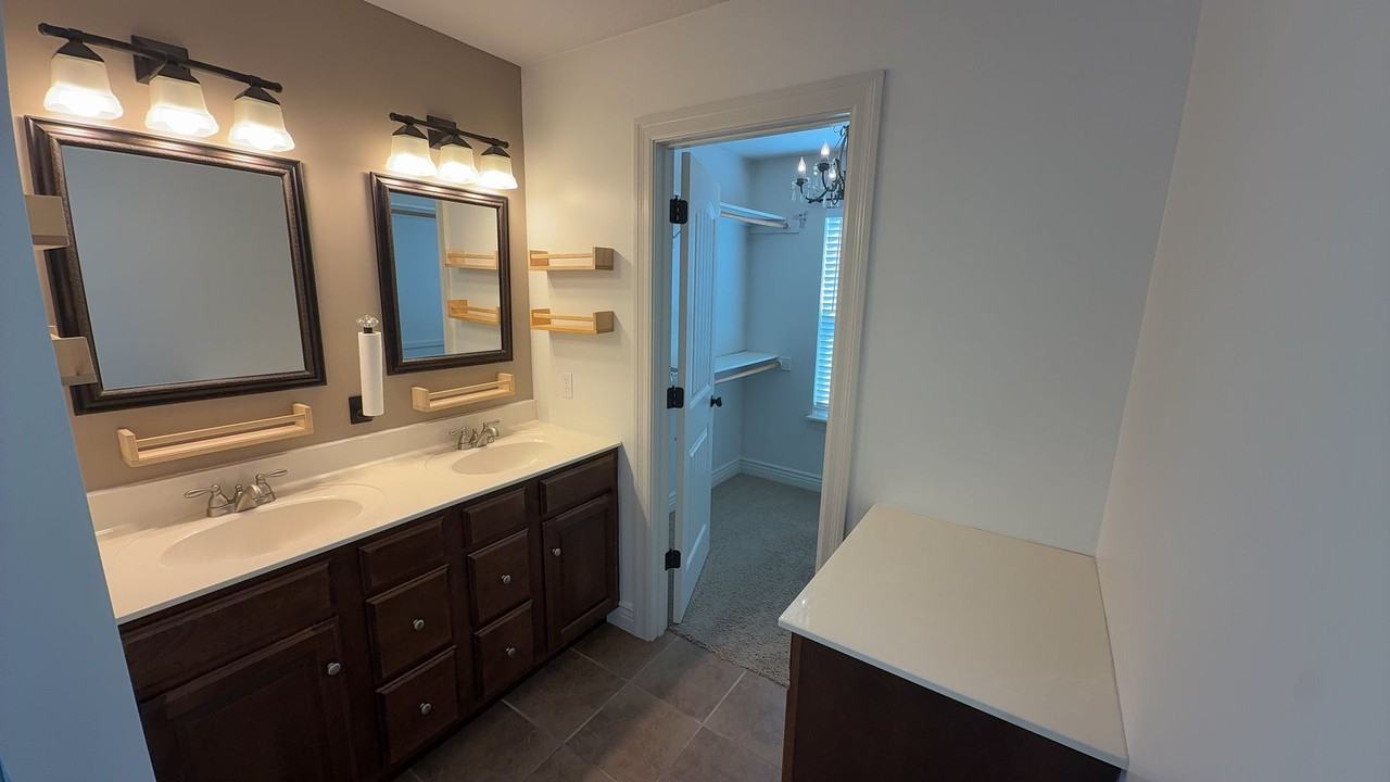 4807 Manhasset Dr - Photo 6 of 11