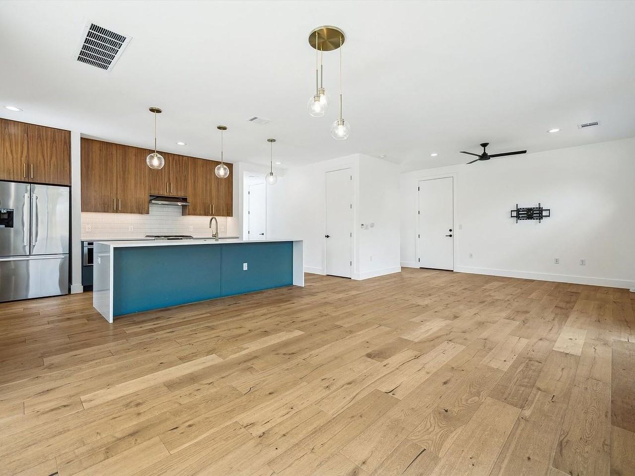 4901 Santa Anna St - Photo 4 of 20
