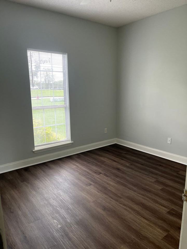250 Mayfield Dr - Photo 3 of 10