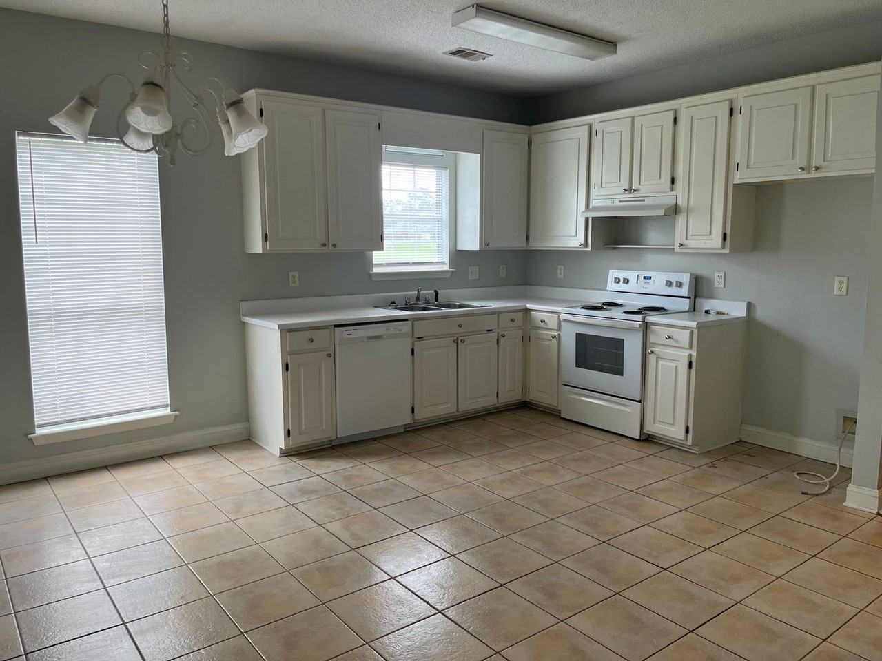 250 Mayfield Dr - Photo 4 of 10