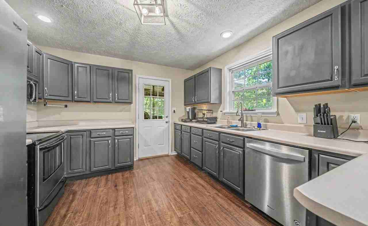 19300 Lackey Ln - Photo 6 of 36
