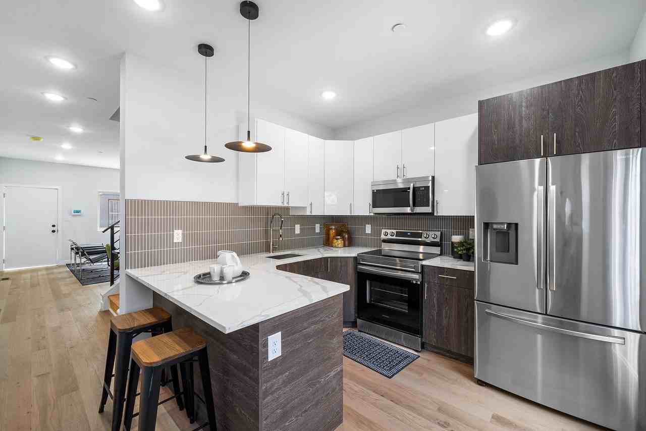 2156 N Randolph St - Photo 5 of 34