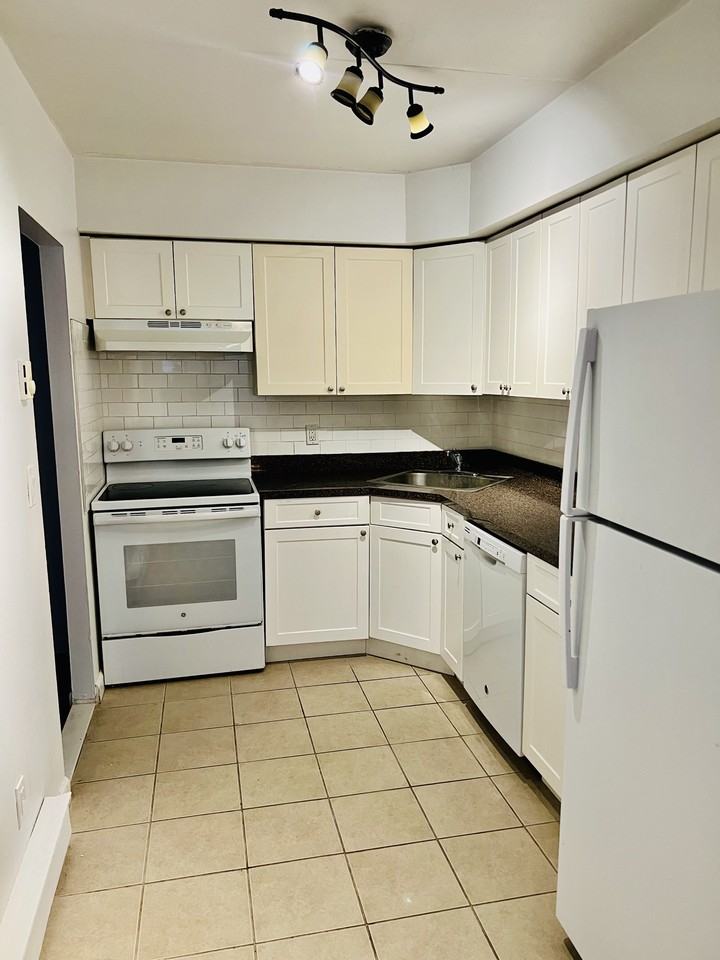 243 W Post Rd #V - Photo 3 of 9